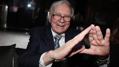 Miliardarul Warren Buffett şi-a mărit de peste două ori participaţia la Apple în 2017, la 18 miliarde de dolari