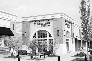 Grupul de magazine de bijuterii Sterling Jewelers este acuzat de sute de foste angajate de hărţuire sexuală
