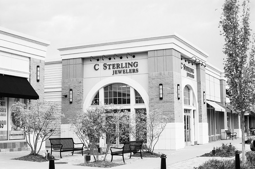Grupul de magazine de bijuterii Sterling Jewelers este acuzat de sute de foste angajate de hărţuire sexuală