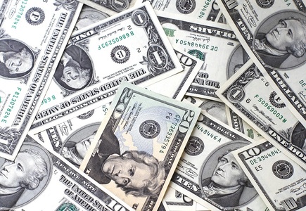 Dolarul creşte puternic, investitorii anticipând majorarea dobânzilor de către Rezerva Federală