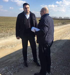 Ministerul Transporturilor vrea să demareze în august licitaţia pentru asfaltarea singurului drum naţional de pământ din România 