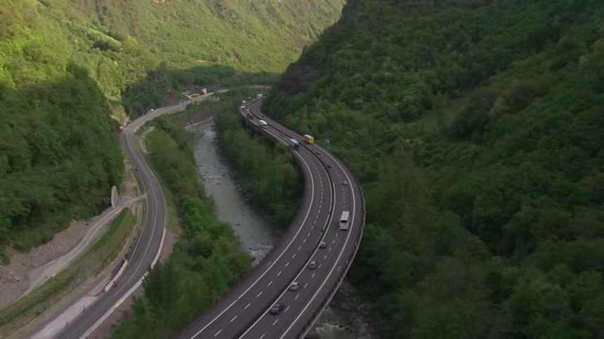 Contractul privind studiul de fezabilitate pentru autostrada Sibiu-Piteşti a reintrat în vigoare şi termenul a fost iar întârziat