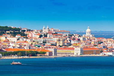 Paravion: Românii au alocat un buget mediu de 280 euro pentru o minivacanţă de Paşte la Praga, Roma sau Lisabona. Numărul city break-urilor vândute pentru perioada Paştelui a crescut cu 15%