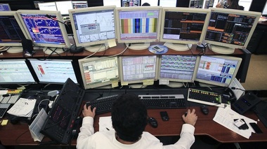 ANALIZĂ: Traderii fără experienţă provoacă crize pe piaţa valutară în momente cruciale