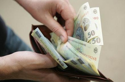 STUDIU: Peste o treime dintre români au întârzieri la plata ratelor bancare şi a utilităţilor 