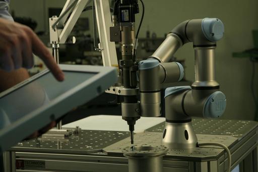 Compania daneză Universal Robots, furnizor al Dacia şi Continental, şi-a propus să vândă în 2017 peste 100 de roboţi colaborativi în România, triplu faţă de media ultimilor trei ani