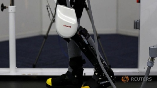 Producătorii auto japonezi construiesc roboţi pentru a ajuta vârstnicii să îşi păstreze mobilitatea