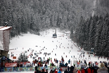 Aproximativ 2.000 de turişti au schiat sâmbătă în Valea Dorului şi Valea Soarelui, la Sinaia. Una din cele mai bune zile din sezon, spun administratorii domeniului schiabil