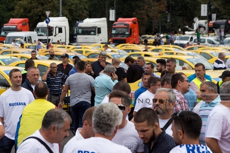 Transportatorii şi taximetriştii din COTAR organizează miercuri şi joi proteste anti-Uber în faţa sediului Guvernului. Cursele Bucureşti-Ilfov, afectate pe perioada protestului
