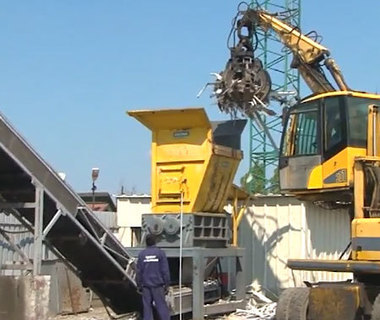 Compania Remat SA Călăraşi, care a cumpărat cele 2.450 de vagoane de la CFR Marfă, este controlată de libanezul Tawil Abbas şi a fost implicată într-un scandal privind achiziţii fictive în 2015
