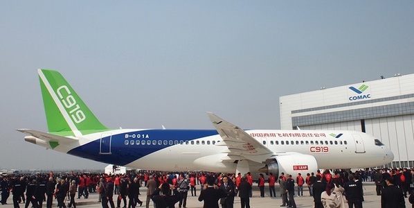 China concurează direct Boeing şi Airbus cu primul avion de mari dimensiuni de producţie proprie
