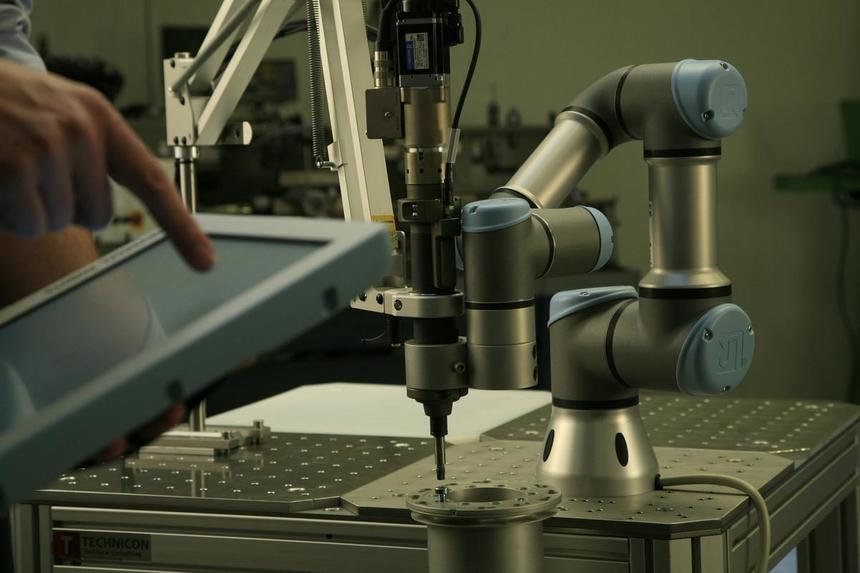 Universal Robots: Industria românească are nevoie de 10.000 de roboţi industriali pentru a rămâne competitivă în regiune