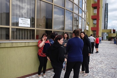 Protest pentru a doua zi consecutiv şi la Finanţele Publice Vrancea