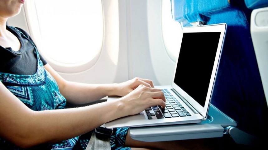 IATA: Extinderea interzicerii laptopurilor la bordul avioanelor ar costa pasagerii peste 1 miliard de dolari