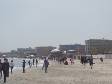 Peste 50.000 de turişti, aşteptaţi pe litoral în minivacanţa de Rusalii; tarifele variază între 65 şi 3.000 de lei, iar unele pachete includ duşuri emoţionale, cascade cervicale, biosaună şi fântână de gheaţă