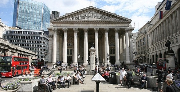 Banca Angliei a menţinut dobânda cheie la 0,25%, dar trei voturi au fost pentru majorare