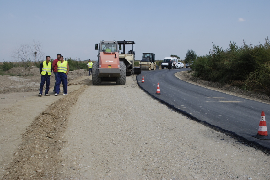 Ministerul Dezvoltării: Peste 88 de kilometri de drumuri judeţene din judeţele Tulcea şi Sălaj vor fi modernizate cu 44 milioane euro

