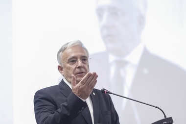 Isărescu : Economia este dezechilibrată, prin susţinerea consumului România finanţează locuri de muncă în exterior 