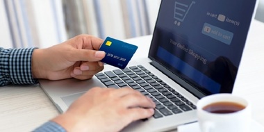 STUDIU: Peste 90% dintre cumpărătorii online din România achiziţionează haine cel puţin o dată pe lună