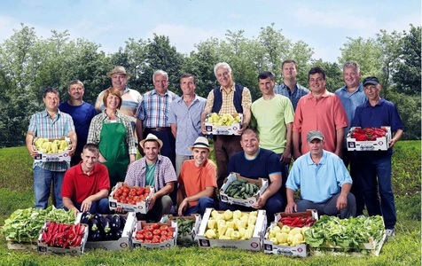 Agricultorii: Consumatorul român ajunge să plătească de două- trei ori mai mult pentru legumele din pieţele agroalimentare din cauza intermediarilor