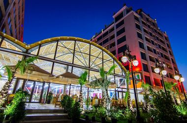 Dragnea, Tudose şi ministrul Turismului şi cel al Sportului au cântat imnul României la inaugurarea unui hotel de cinci stele, pe litoral - FOTO