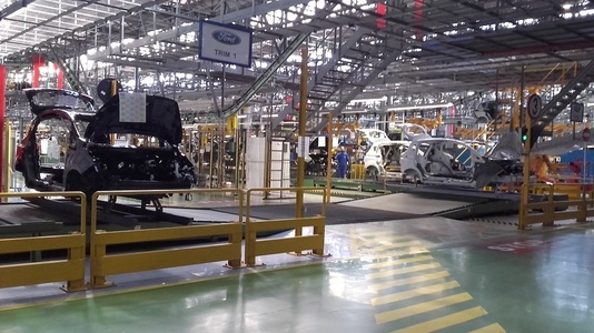 Ford creşte numărul de angajaţi de la uzina din Craiova cu 1.700 în acest an. Compania vrea să oprească producţia modelului B-MAX, din septembrie