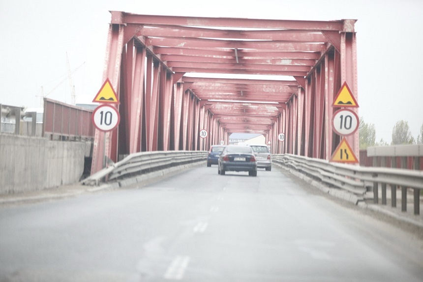 Podul de la Mărăcineni care leagă Muntenia de Moldova se va închide pe un sens de la sfârşitul acestei luni pentru lucrări de reabilitare