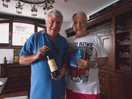 Un site specializat în prezentarea destinaţiilor de lux scrie despre proprietatea lui Mugur Isărescu: Bordeaux? Toscana? Nu, Drăgăşani, în inima României. O "hacienda" care domină un peisaj bucolic