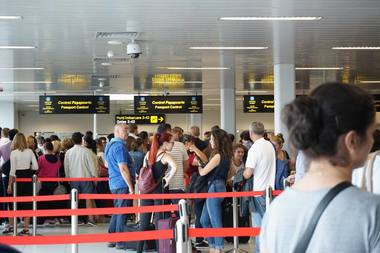Aeroportul Otopeni susţine că a mărit cu 50% capacitatea de procesare a pasagerilor la ghişeele de frontieră, iar timpul de aşteptare a scăzut la cel mult 5 minute