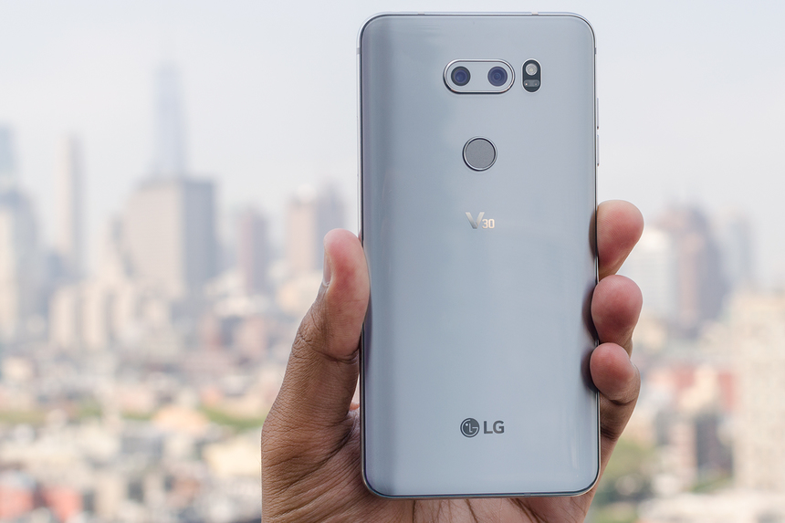 LG lansează smartphone-ul V30, cu ecran de 6 inch şi rame foarte subţiri