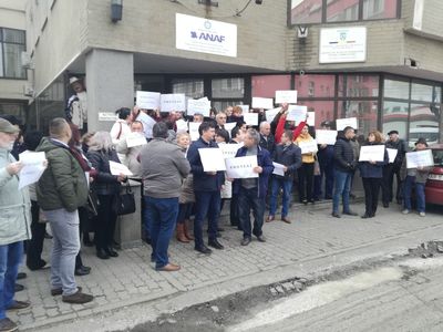 Proteste ale angajaţilor APIA în faţa centrelor judeţene; ei spun că de la 1 ianuarie le vor fi reduse substanţial salariile
