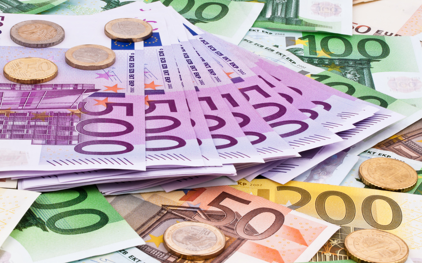 Bloomberg: Euro devine tot mai atractiv pentru investitorii care caută plasamente sigure