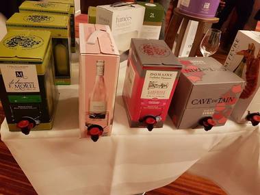 RAPORT: Tot mai mulţi români aleg vin la bag-in-box în detrimentul vinului la sticlă