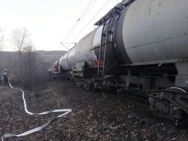Ministrul Transporturilor a convocat un comitet ministerial pentru situaţii de urgenţă în cazul deraierii trenului care transporta combustibil