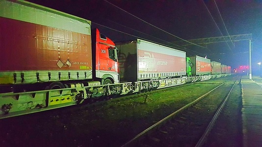 Ministerul Transporturilor: Un tren-probă a circulat pe relaţia Terminal Curtici - Simeria - Petroşani - Craiova, încărcat cu 8 camioane. Întreaga distanţă, parcursă în mai puţin de 12 ore - FOTO, VIDEO