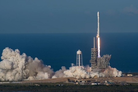 SpaceX va lansa în acest week-end primii doi sateliţii-prototip dintr-o flotă de aproape 12.000 de sateliţi care vor furniza internet în orice colţ al lumii