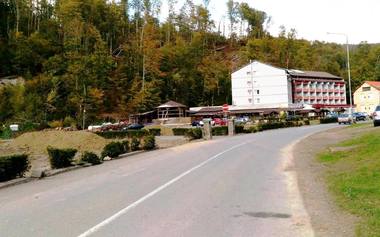 Guvernul a aprobat o finanţare de peste 78 milioane de lei pentru reabilitarea unui segment de 28 de kilometri din drumul spre staţiunea Moneasa, care se termină într-o pădure