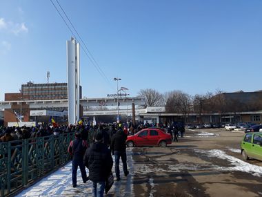 Grupul ArcelorMittal face demersuri să preia cel mai mare combinat din Europa, dar ar putea fi obligat să vândă unele unităţi deţinute în prezent