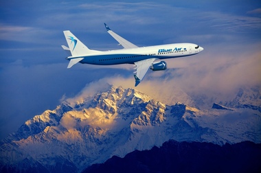 Blue Air: Un pasager dintr-un avion care circula pe ruta Birmingham-Bucureşti a fost imobilizat de echipaj din cauza comportamentului neadecvat 