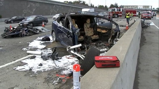 Un automobil Tesla implicat într-un accident mortal în California circula cu sistemul Autopilot activat