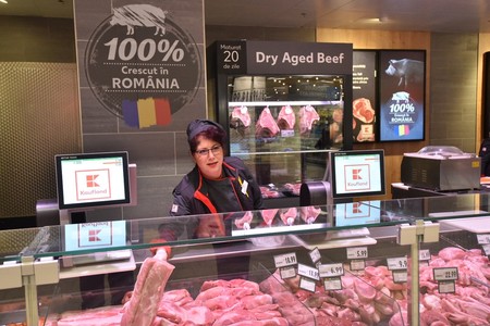 Kaufland România a lansat ”Raftul Românesc”, zonă cu produse din carne de porc din România. Peste 800 de porci vor fi preluaţi în fiecare zi pentru a aproviziona magazinele din ţară

