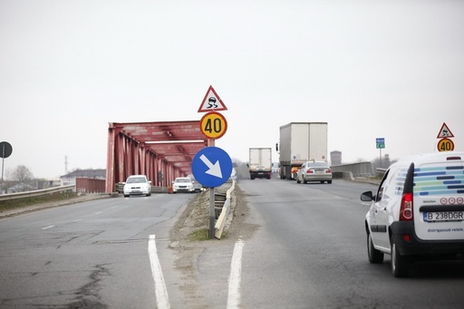 INS: Peste o treime din drumurile României sunt pietruite şi de pământ 