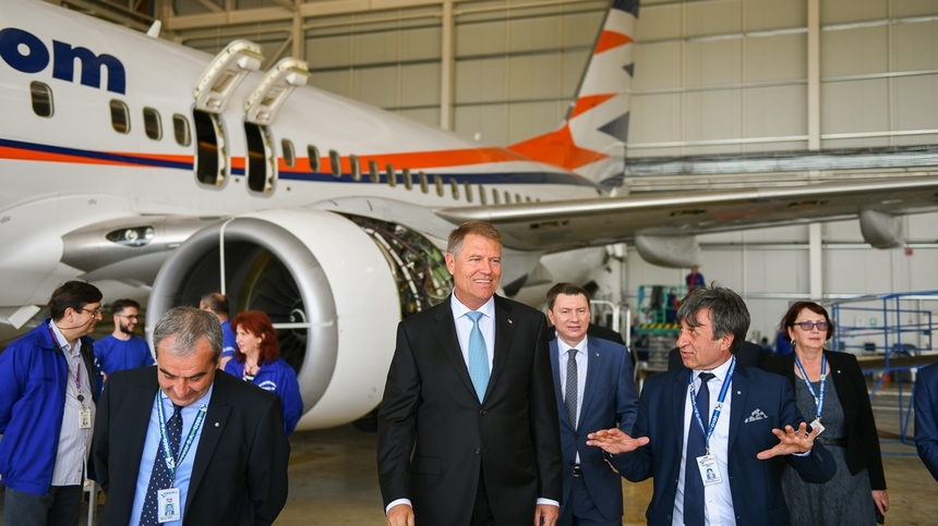 Iohannis, încântat de vizita la Aerostar: Sunt realmente impresionat de felul cum a evoluat firma în ultimii ani