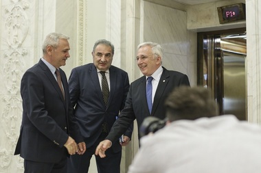 Liviu Dragnea a făcut publice scrisorile dintre el şi Mugur Isărescu: CA al BNR a indus neîncredere în Guvern. Isărescu: O eventuală lipsă de reacţie a BNR ar amplifica riscul ancorării aşteptărilor inflaţioniste la un nivel crescut