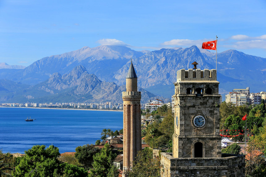 Paralela 45: Cea mai căutată destinaţie de sezon este Antalya, cu o creştere de 70%. Unul din trei români preferă un sejur cu zbor charter


