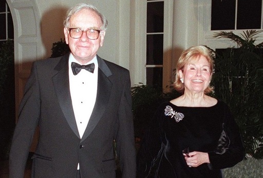 Preţul unui prânz cu miliardarul Warren Buffett: peste 3,3 milioane de dolari