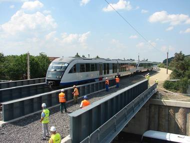 S-a redeschis circulaţia feroviară pe podul de la Mogoşoaia; trenurile din Capitală spre Urziceni – Slobozia îşi reiau circulaţia pe linie directă