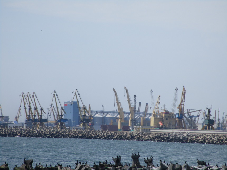 Administraţia Porturilor Maritime Constanţa anunţă lucrări de dragaj în Portul Constanţa, valoarea proiectului fiind de aproape 50 de milioane de euro