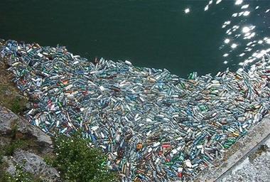Hidroelectrica: Peste 250 de tone de deşeuri plutesc pe lacul de acumulare Izvorul Muntelui