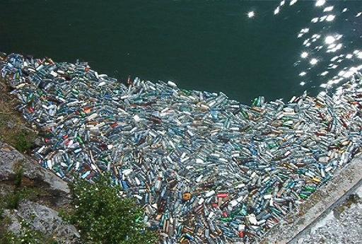 Hidroelectrica: Peste 250 de tone de deşeuri plutesc pe lacul de acumulare Izvorul Muntelui